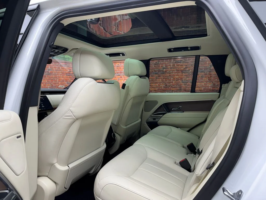 Used 2023 White Land Rover SE image 3