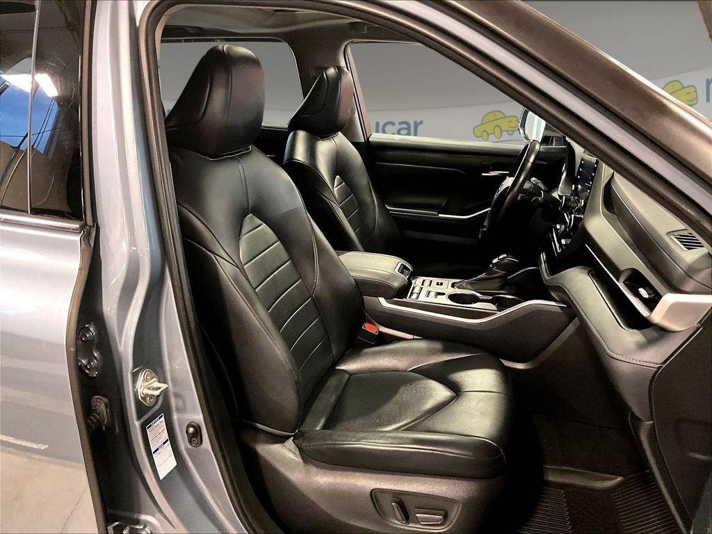 Used 2020 Moon Dust Toyota XLE image 11