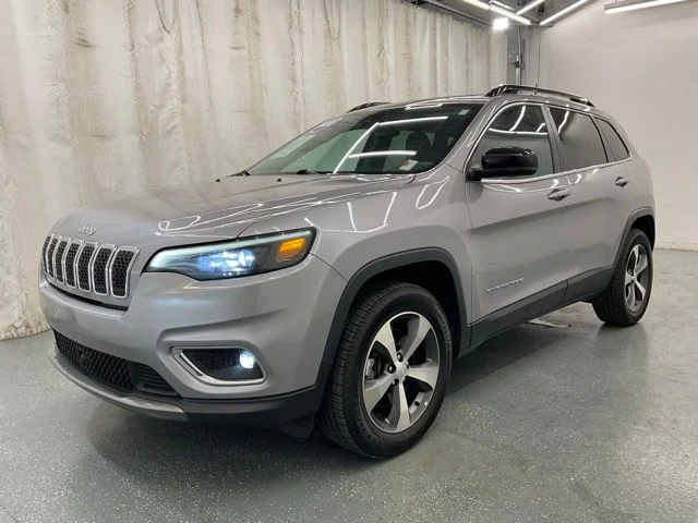 Used 2022 Silver Jeep Limited image 4