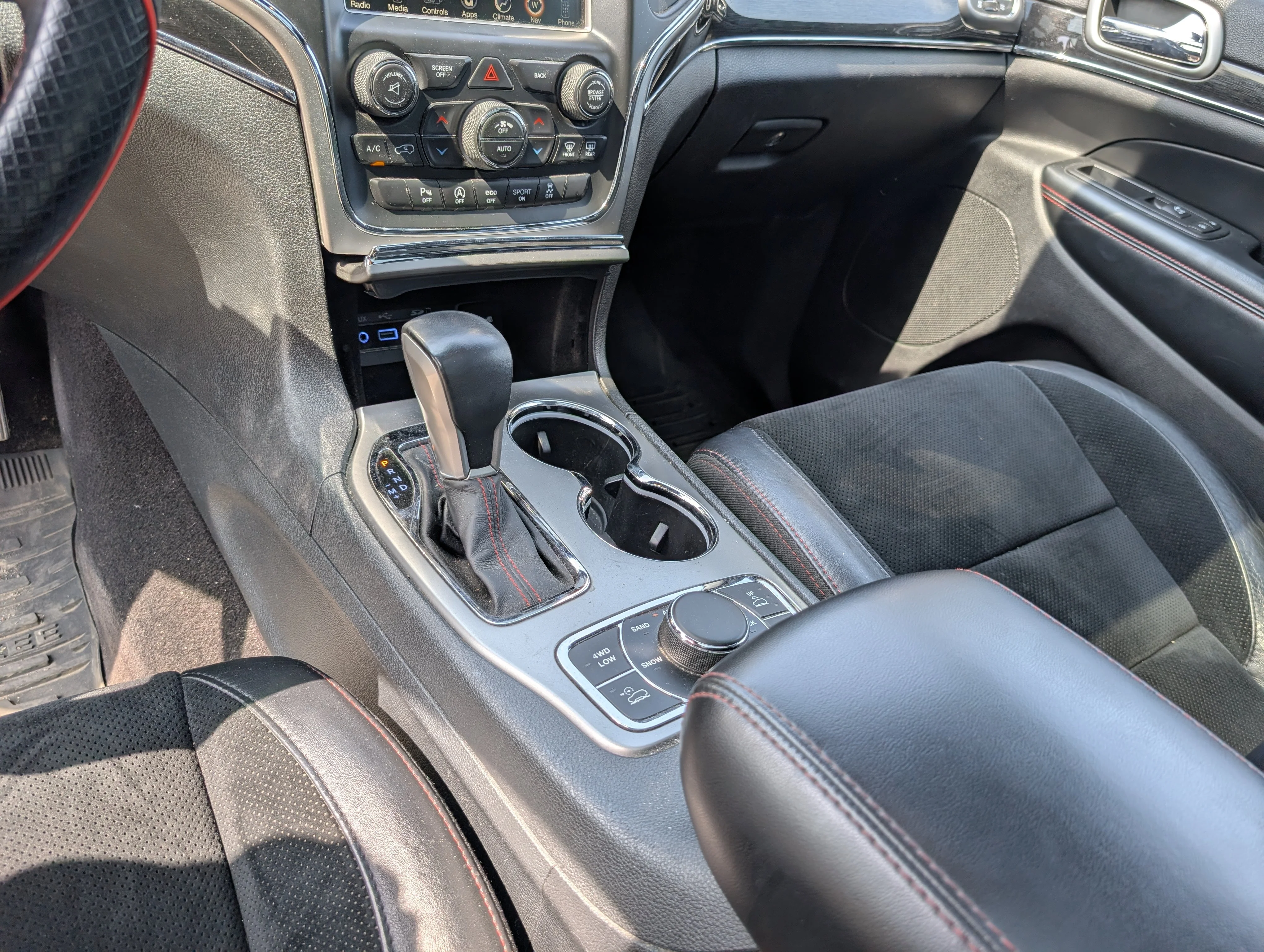 Used 2017 Billet Metallic Jeep Trailhawk image 35
