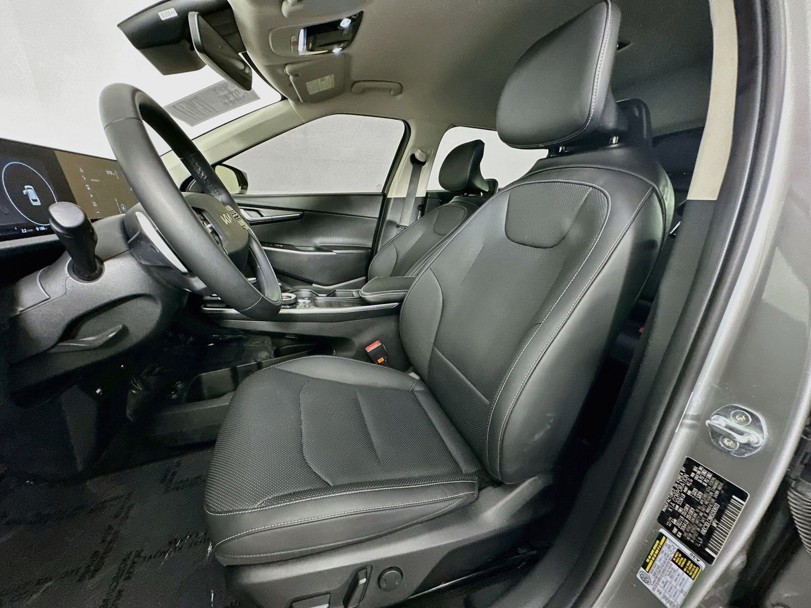 Used 2022 Steel Gray Kia Wind image 22