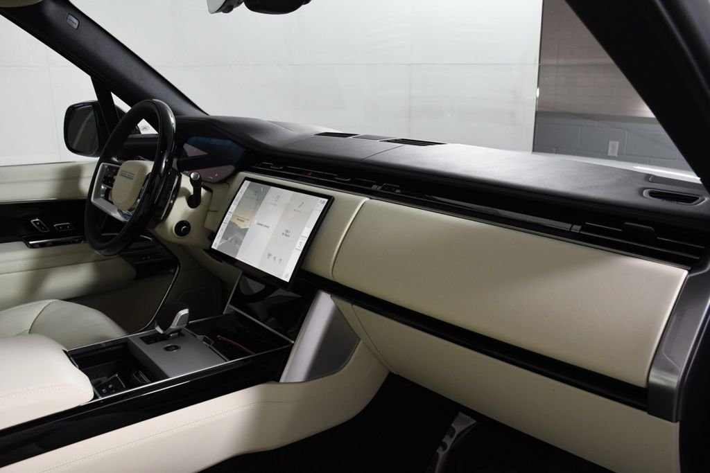 New 2026 Ostuni Pearl W Land Rover SE image 18