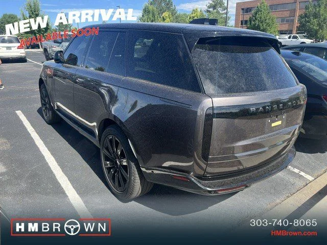 Used 2025  Land Rover SE image 3