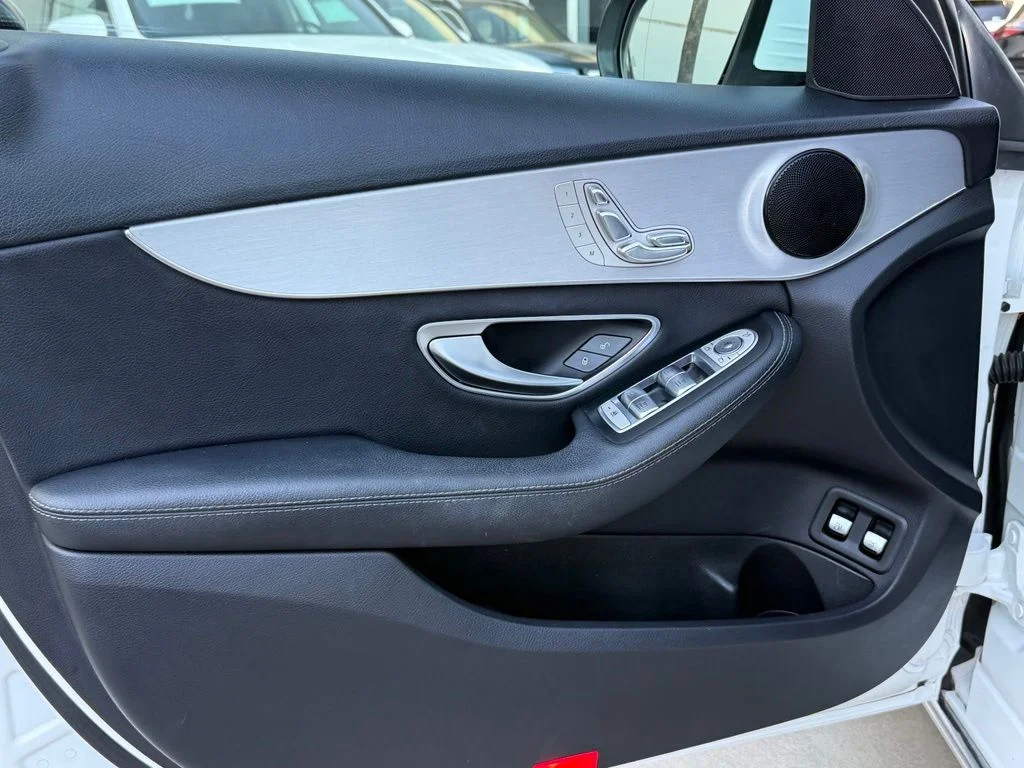 Used 2018  Mercedes-Benz C 350e image 19