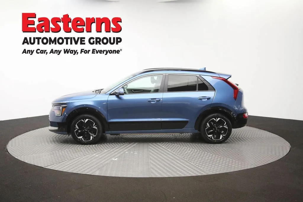 Used 2023 Blue Kia Wind image 58