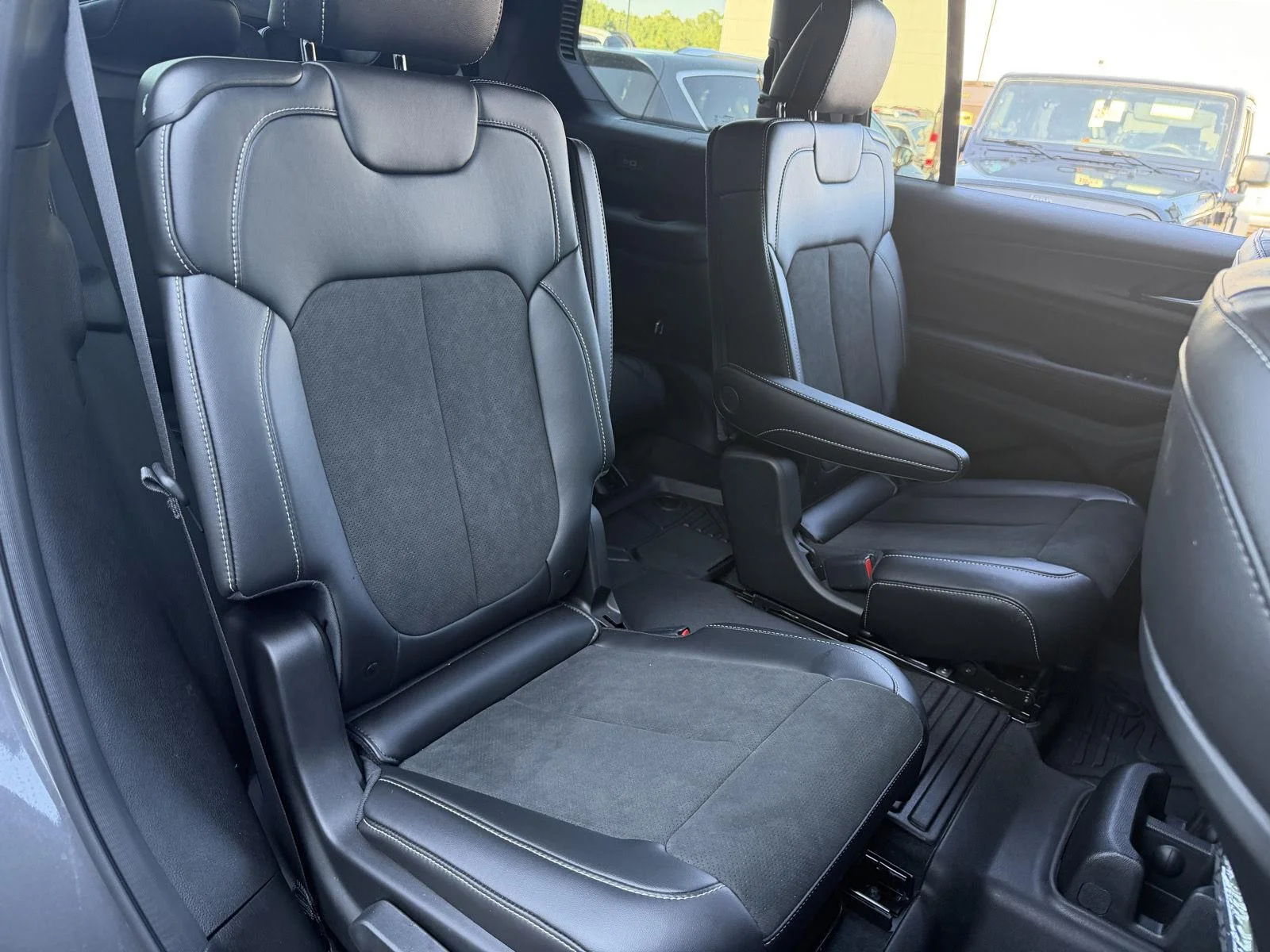 Used 2025 Baltic Gray Metallic Clearcoat Jeep Altitude X image 22