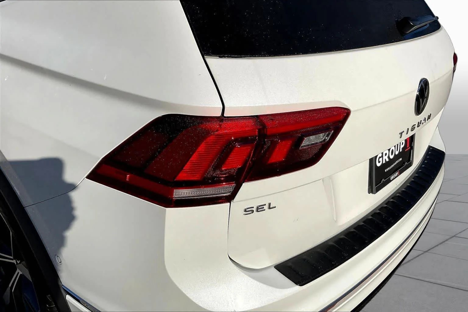 Used 2022 Oryx White Pearl Volkswagen SEL R-Line image 29