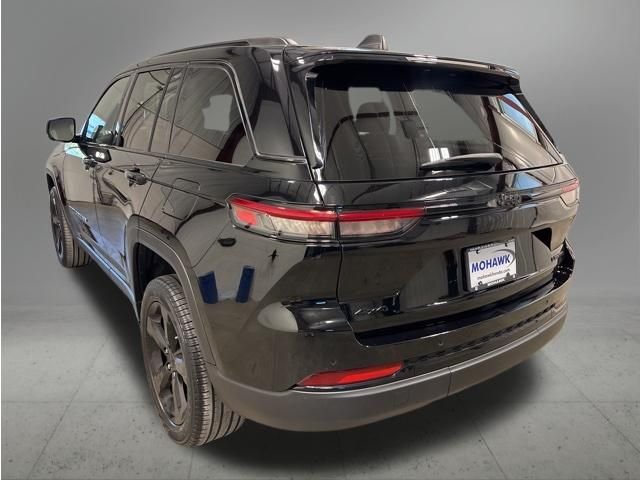 Used 2023 Diamond Black Crystal Pearlcoat Jeep Limited image 3
