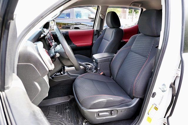 Used 2022 White Toyota SR5 image 13