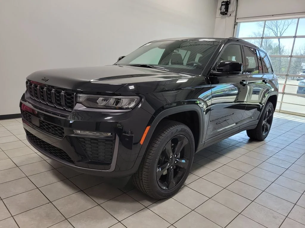New 2026 Diamond Black Crystal Pearlcoat Jeep Limited image 3