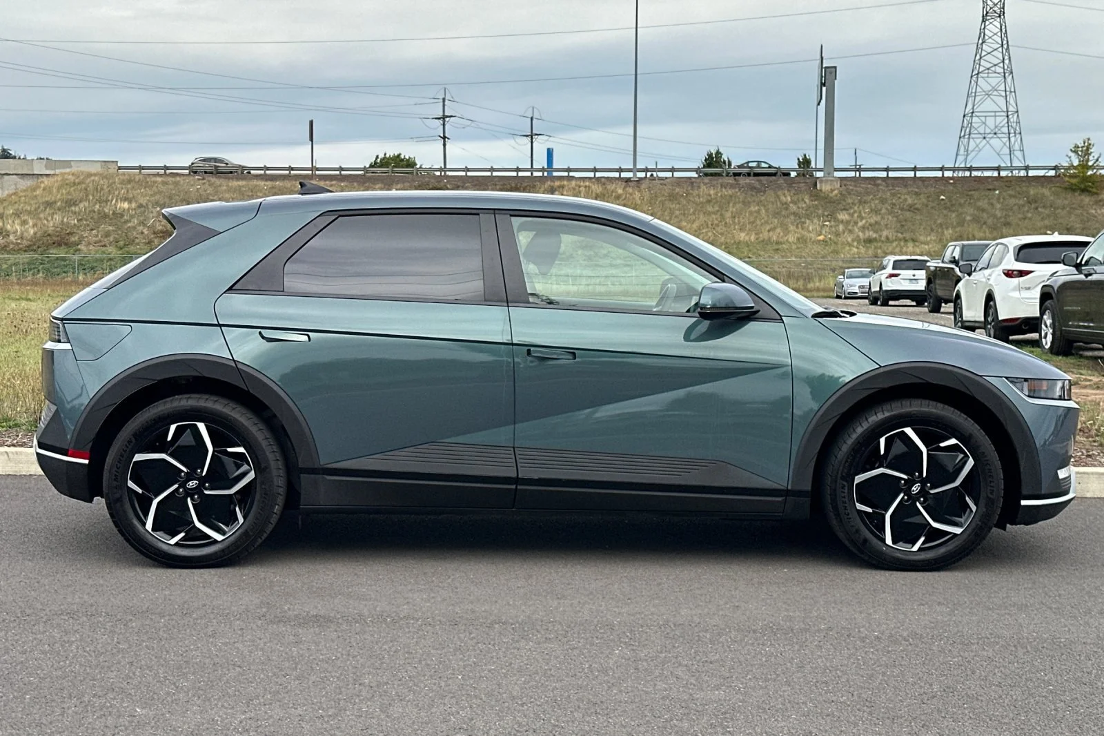 Used 2024 Green Hyundai SEL image 2