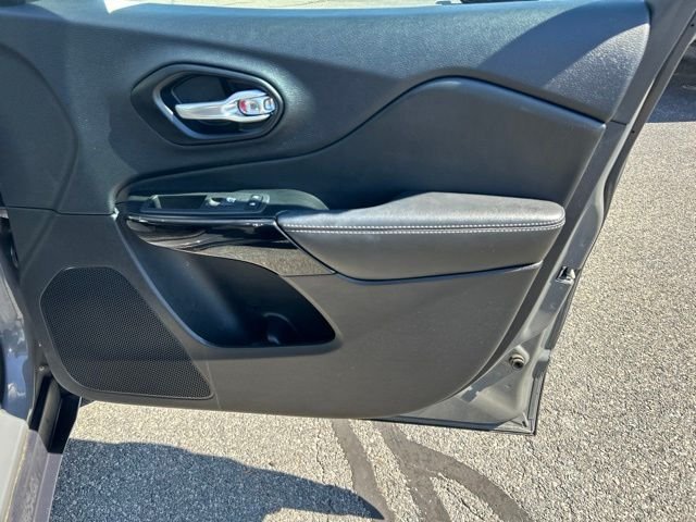 Used 2023 Gray Jeep Altitude image 17