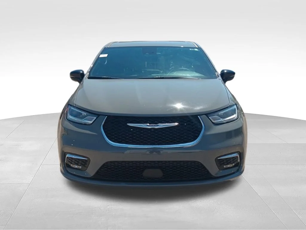 Used 2025 Ceramic Gray Clearcoat Chrysler Select image 9
