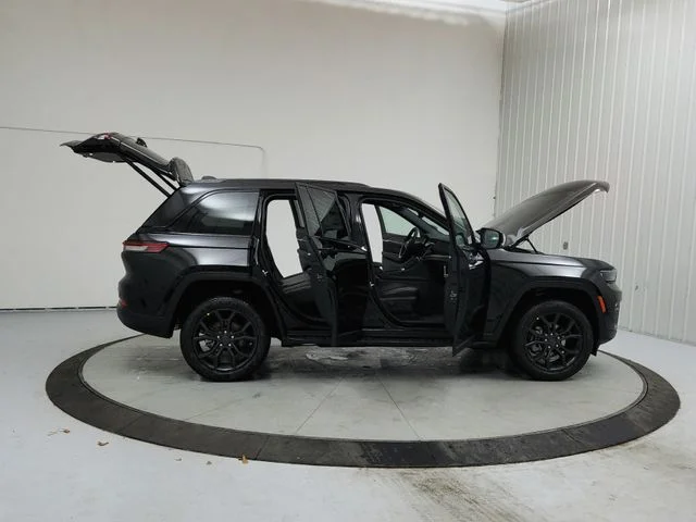New 2025 Diamond Black Crystal Pearl-Coat Exterior Paint Jeep Limited image 16