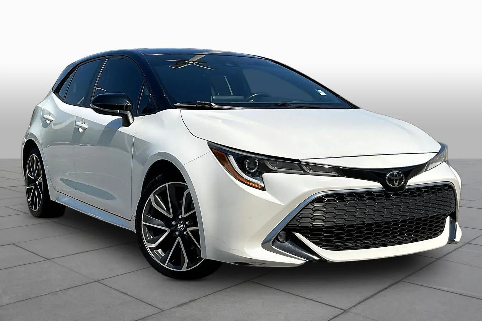 Used 2021 Wind Chill Pearl Toyota XSE image 3