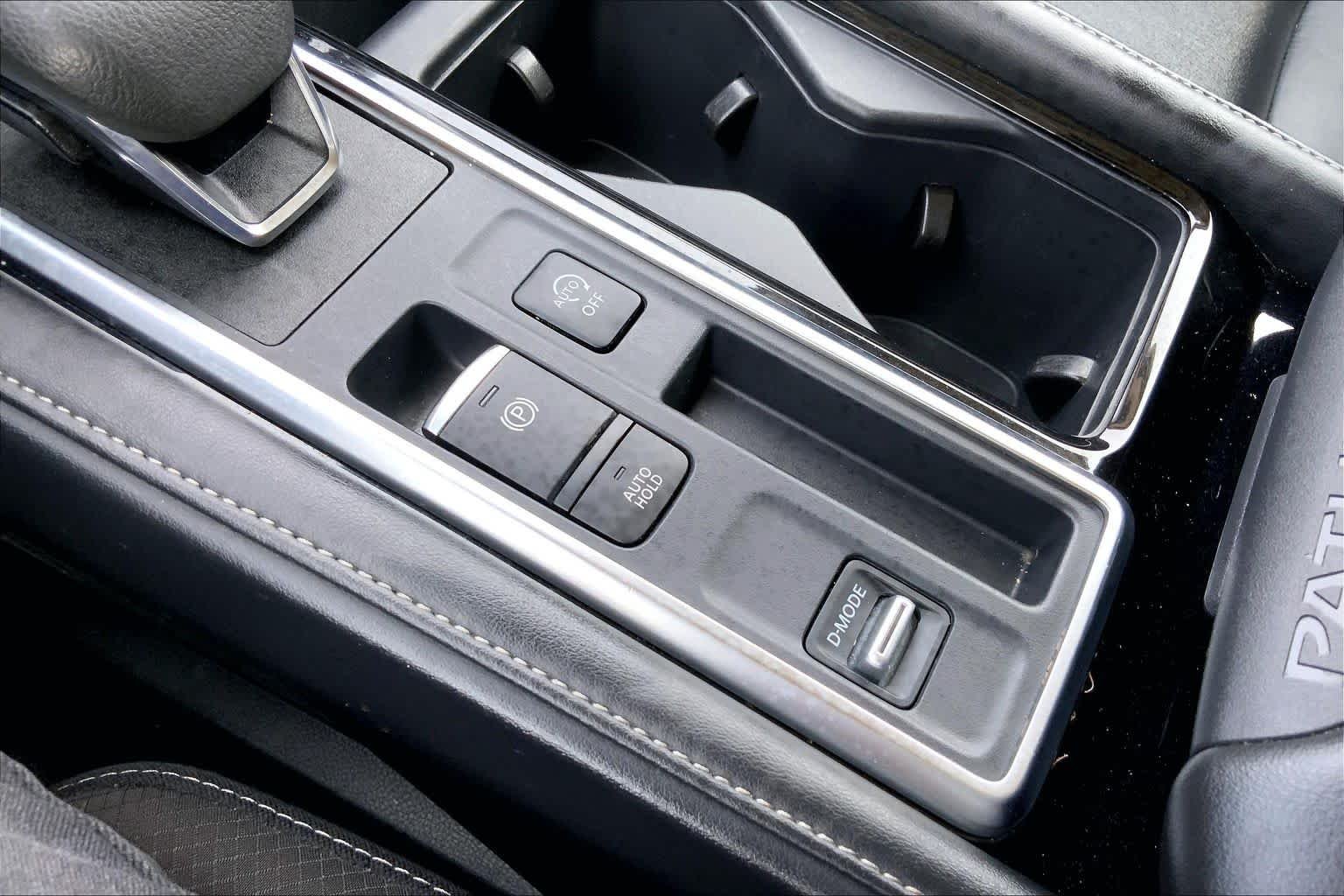Used 2025 Brilliant Silver Metallic Nissan SL image 35