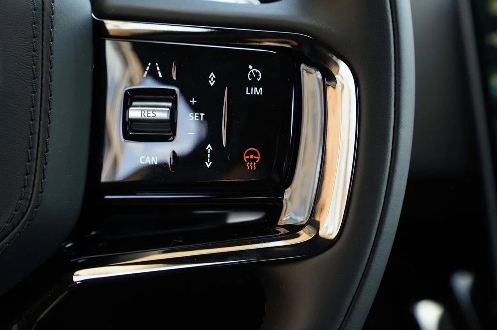 New 2026 Santorini Black Land Rover Dynamic SE image 19