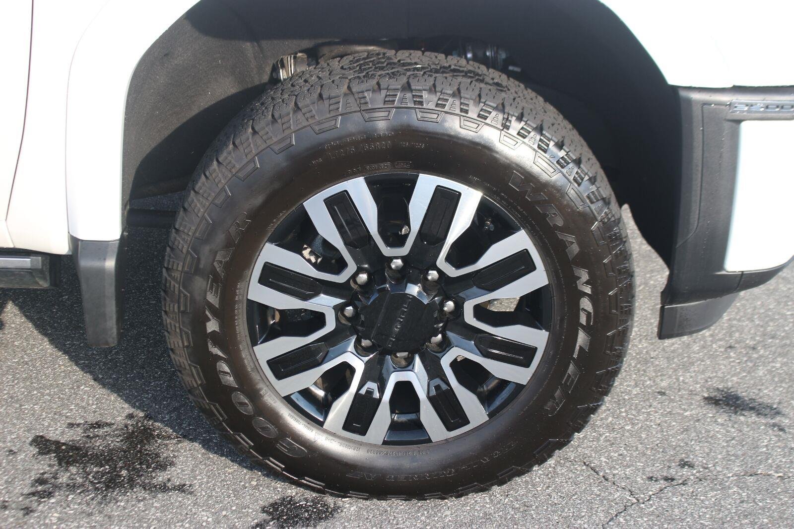 Used 2025 White Frost Tricoat GMC Denali Ultimate image 41