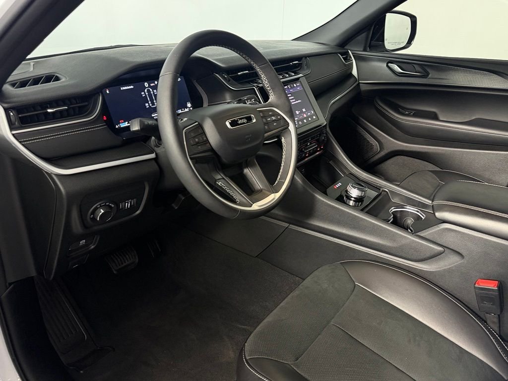 Used 2025 White Jeep Altitude image 12