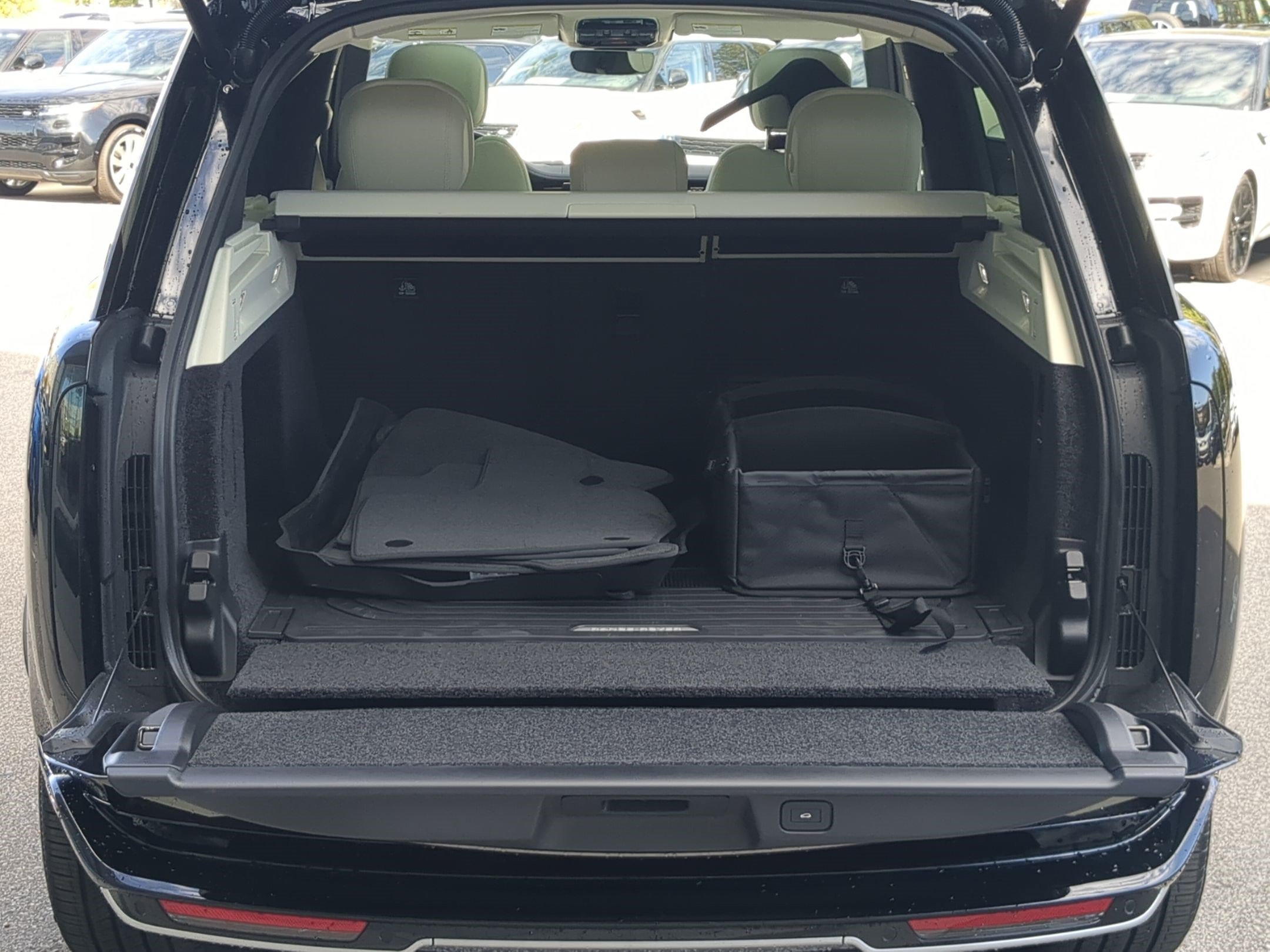 New 2027 Santorini Black Land Rover P530 SE image 29