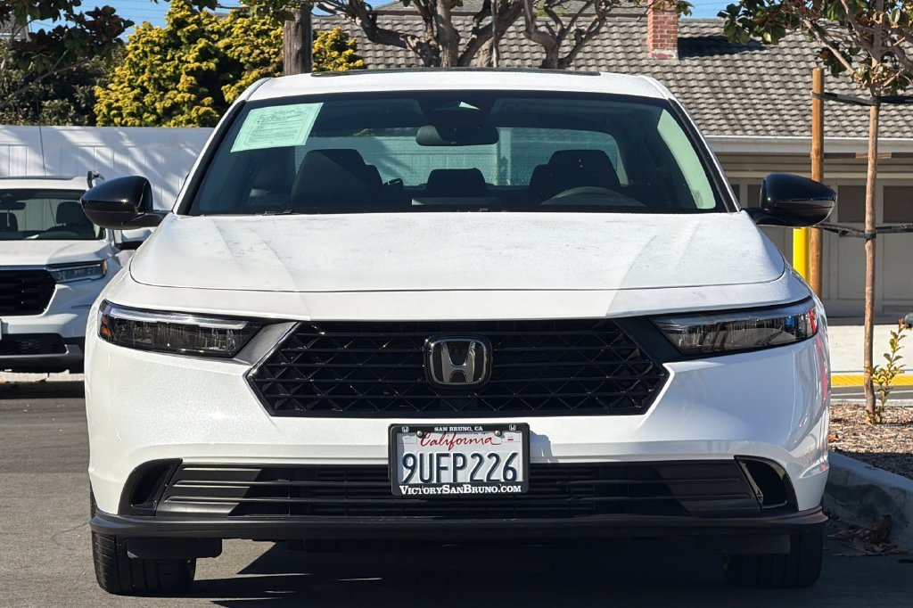 Used 2025 Platinum White Pearl Honda SE image 9