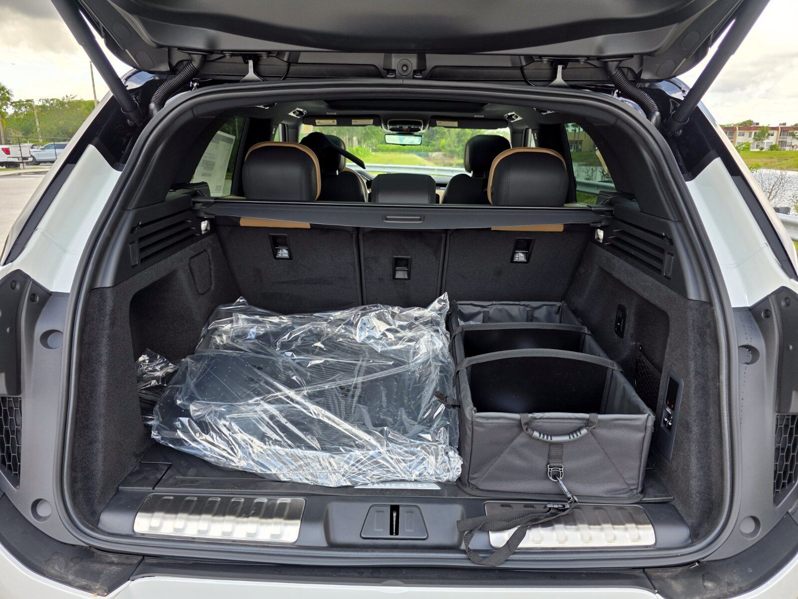 New 2026 Fuji White Land Rover P400 Dynamic SE image 17