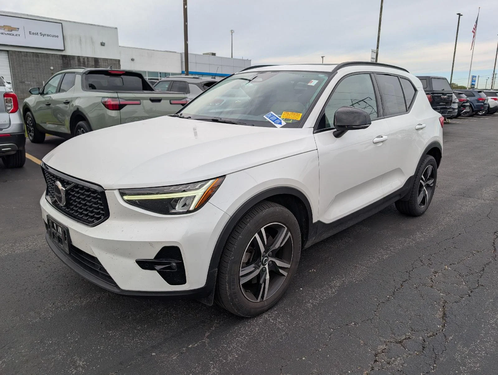 Used 2023 Crystal White Metallic Volvo Plus Dark Theme image 4