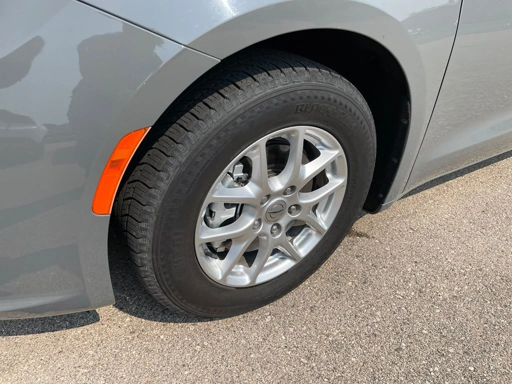 Used 2023 Ceramic Gray Clearcoat Chrysler Touring L image 3
