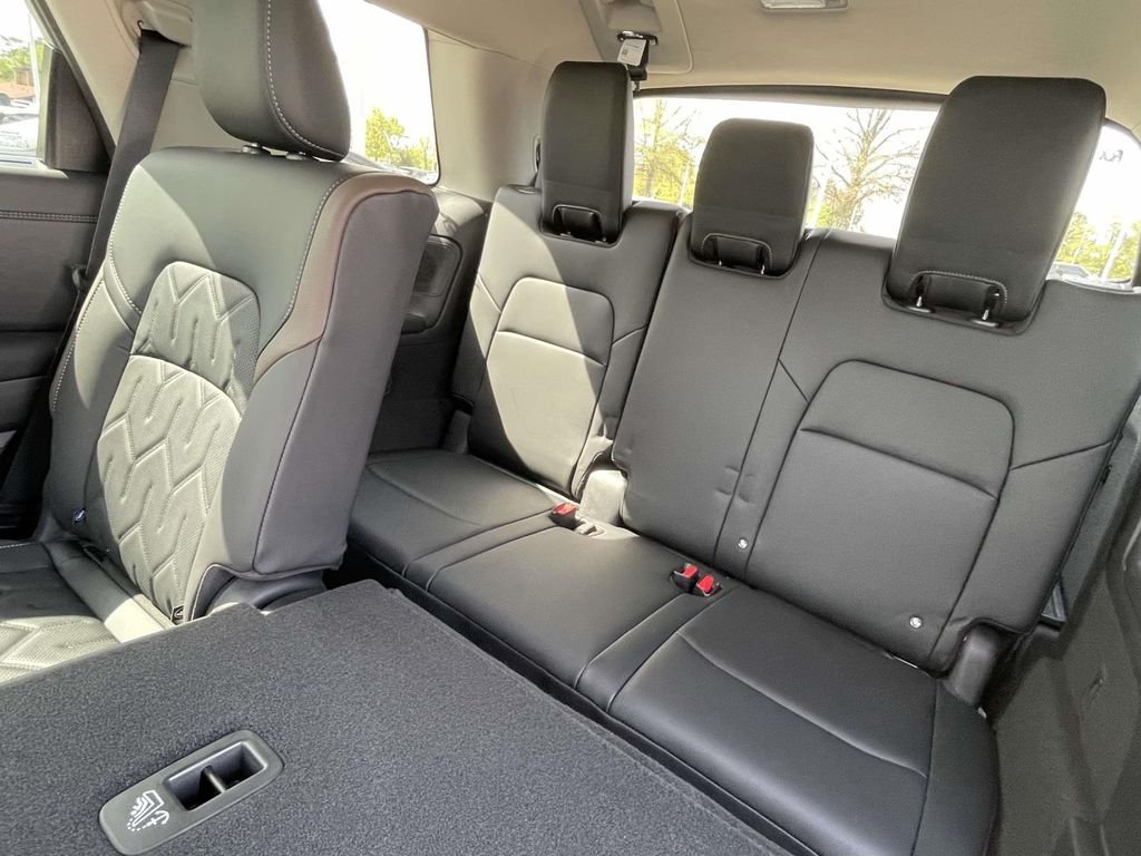 New 2026 Boulder Gray Pearl / Super Black Two-tone Nissan Platinum image 11