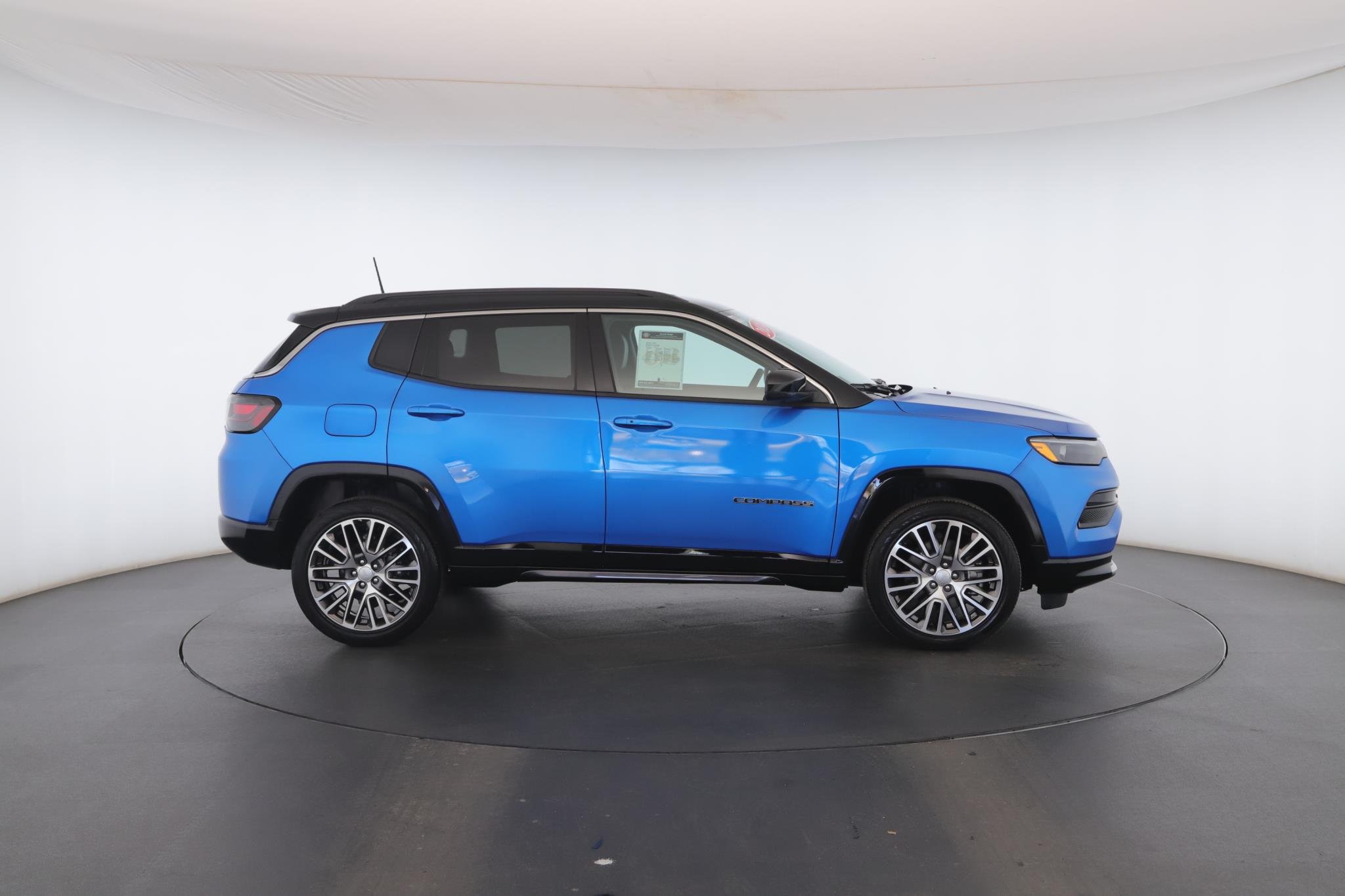 Used 2024 Hydro Blue Pearlcoat Jeep Limited 4x4 image 22