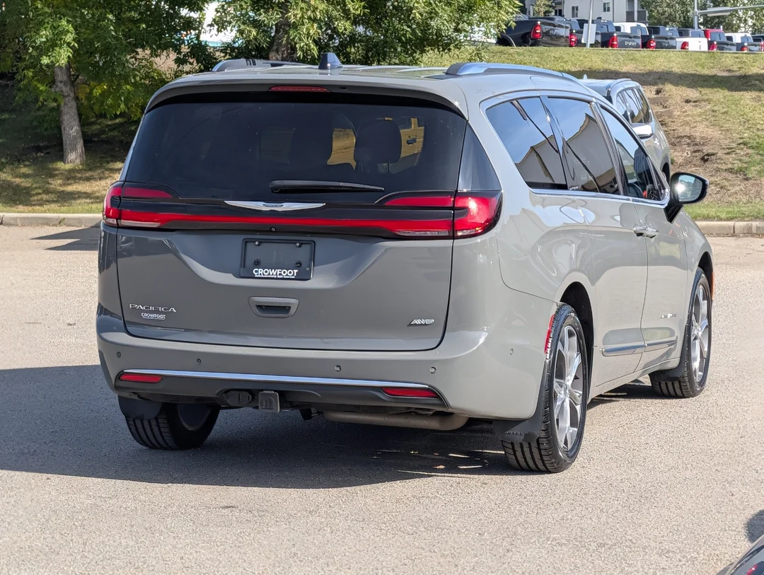 Certified Used 2023 Grey Chrysler Pinnacle - - AWD - 360 Camera - Premium Leather - Amazon Fire - Heated Seats - Remote Start & More! image 8