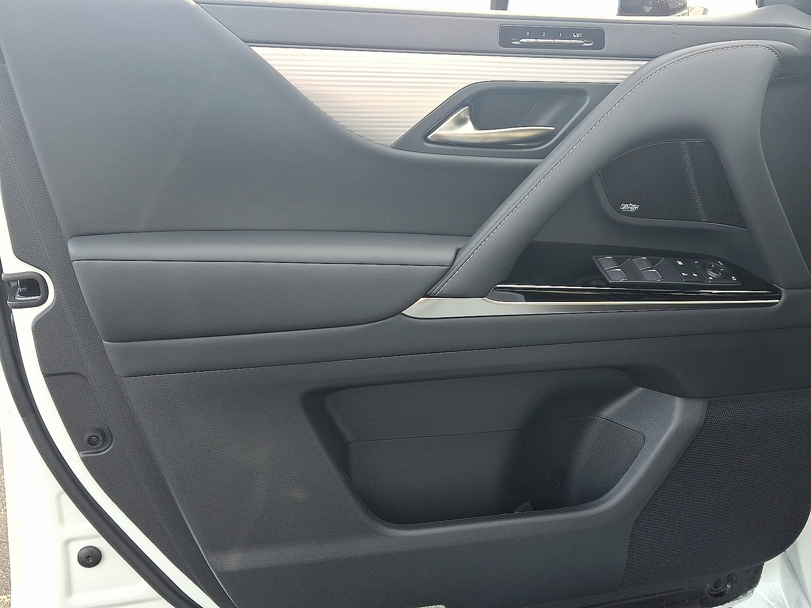 2025 Lexus LX 700h F-Sport - Photo 7