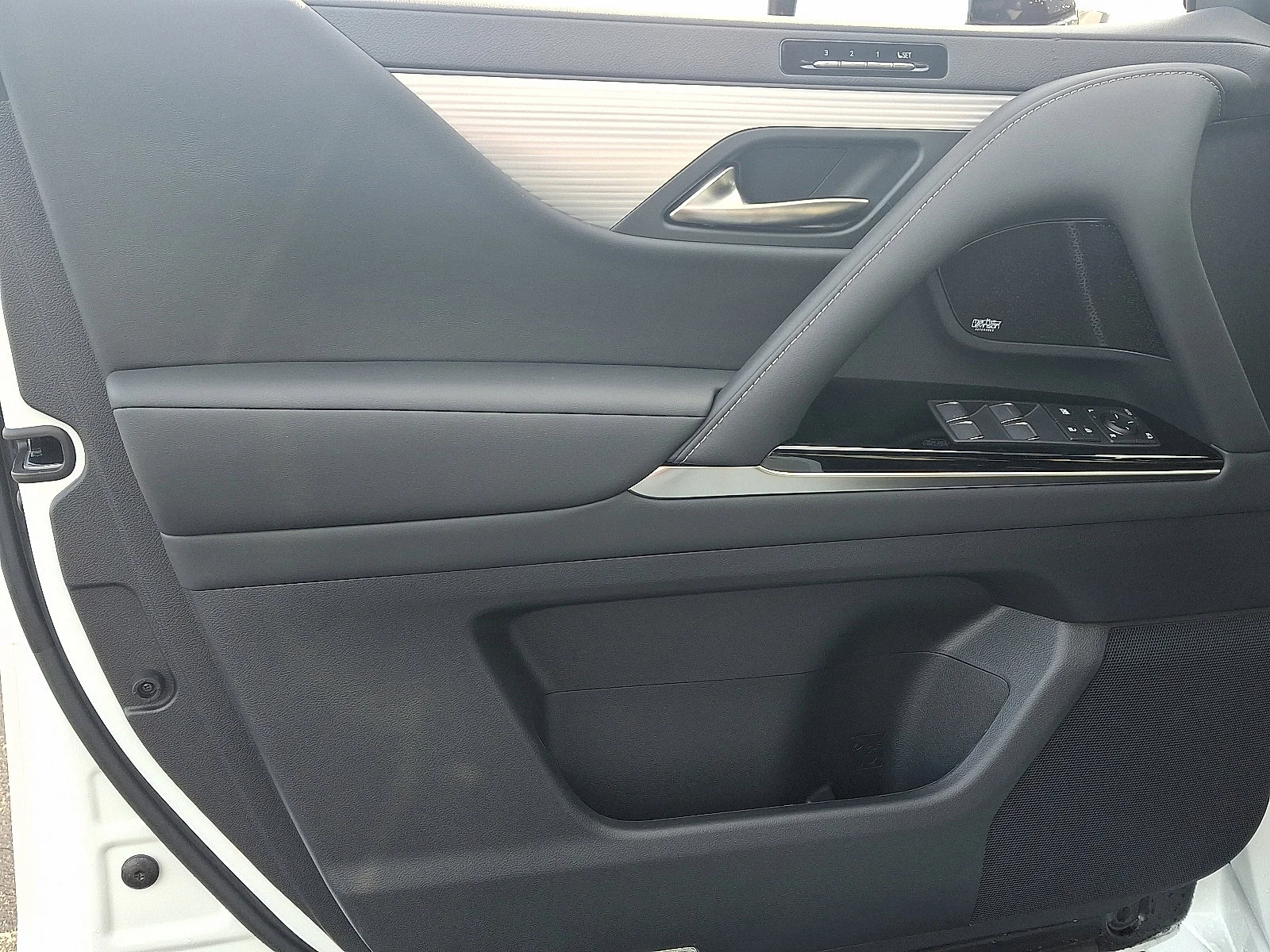 2025 Lexus LX 700h F-Sport - Photo 7