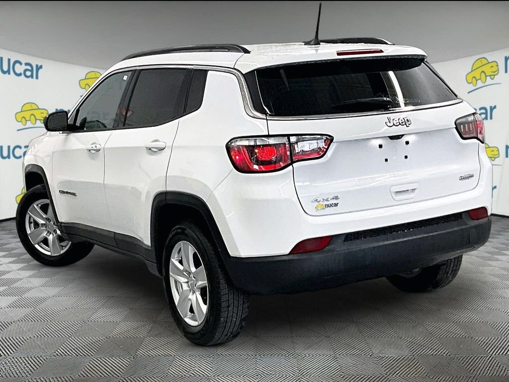 Used 2022 Bright White Clearcoat Jeep Latitude image 4