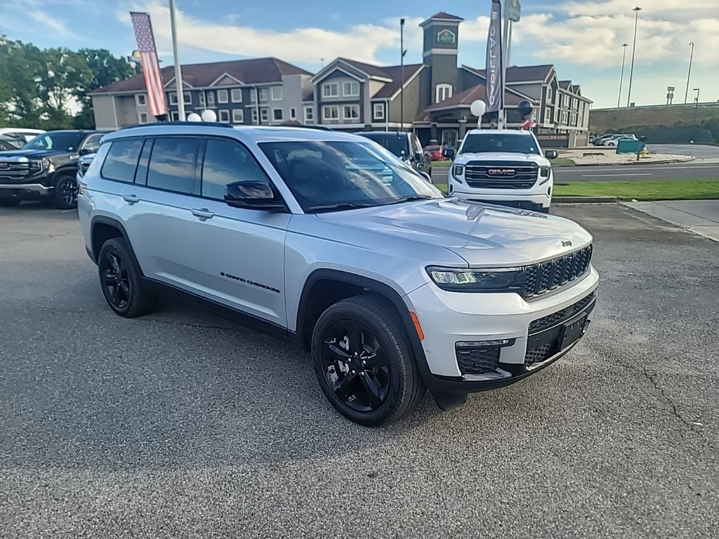 Used 2025 Silver Jeep Limited image 1