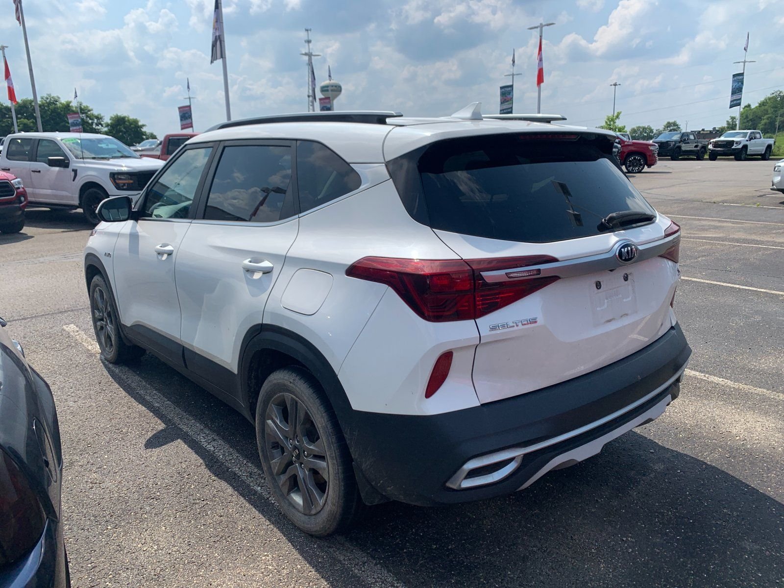 Used 2021 White Kia S image 5