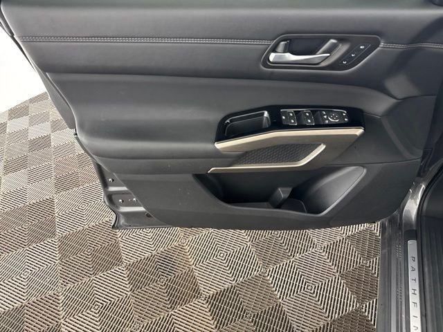 Used 2025 Gray Nissan Platinum image 18