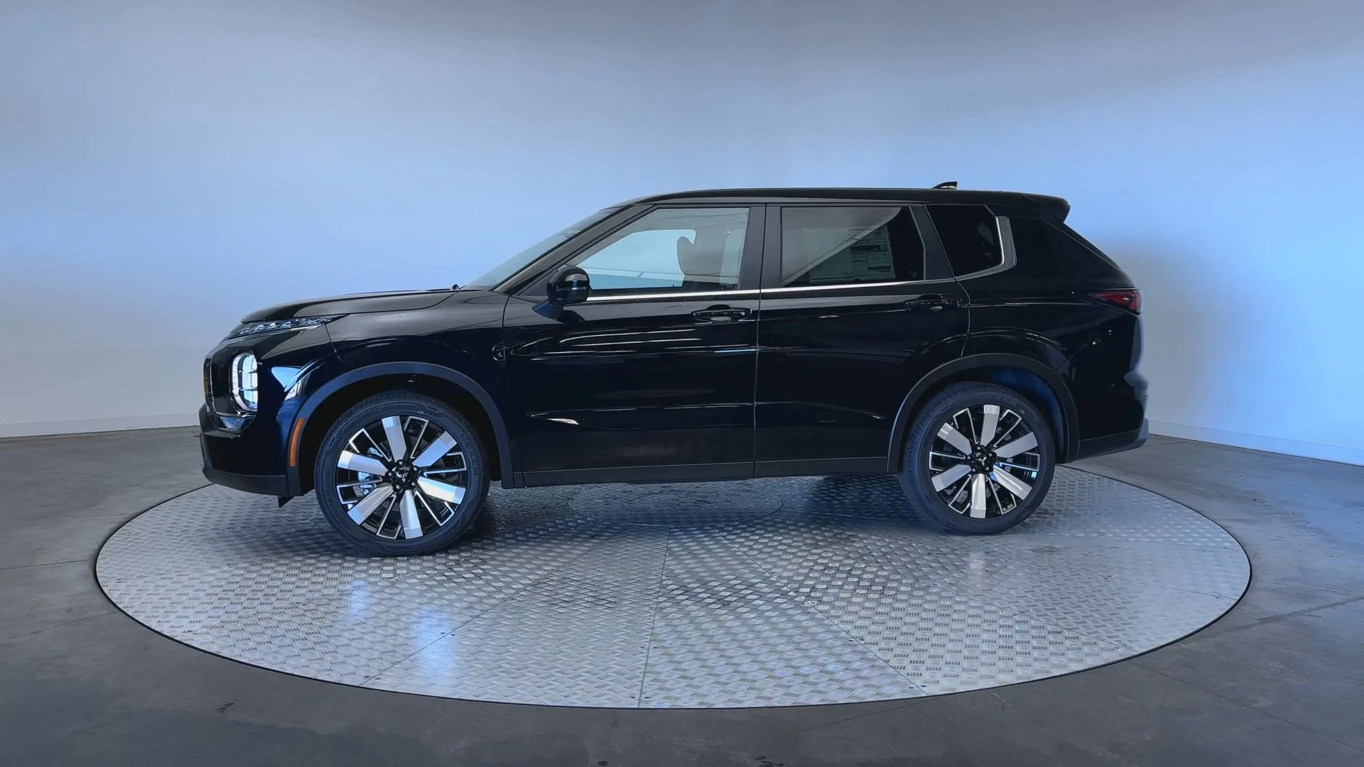New 2026 Labrador Black Pearl Mitsubishi SE image 5