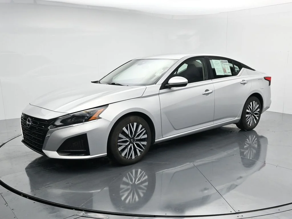 Used 2024 Silver Nissan 2.5 SV image 4