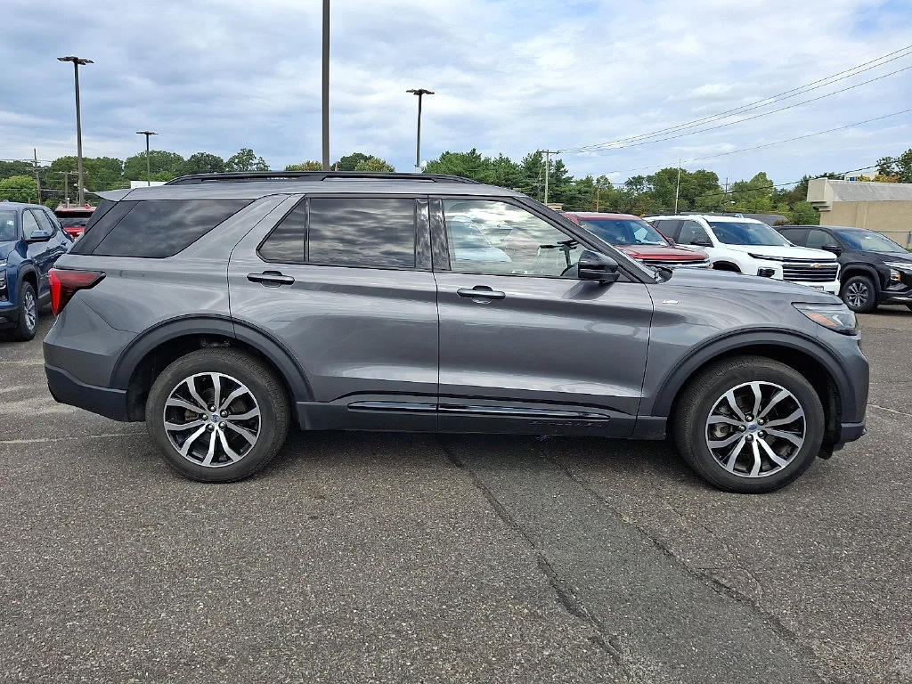 Used 2025 Gray Ford ST-Line image 13