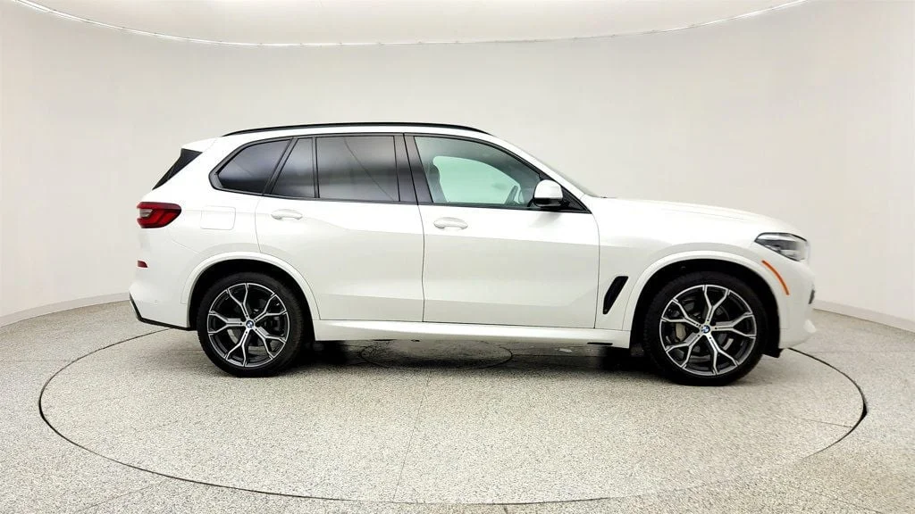 Used 2023 Mineral White Metallic BMW xDrive30i SAV w/ M Sport Pkg & Premium Pkg image 4