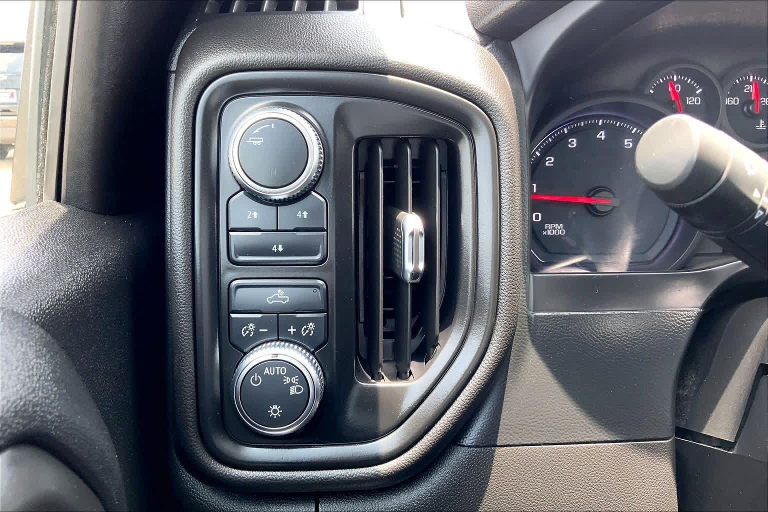 Used 2021 Summit White GMC  image 33