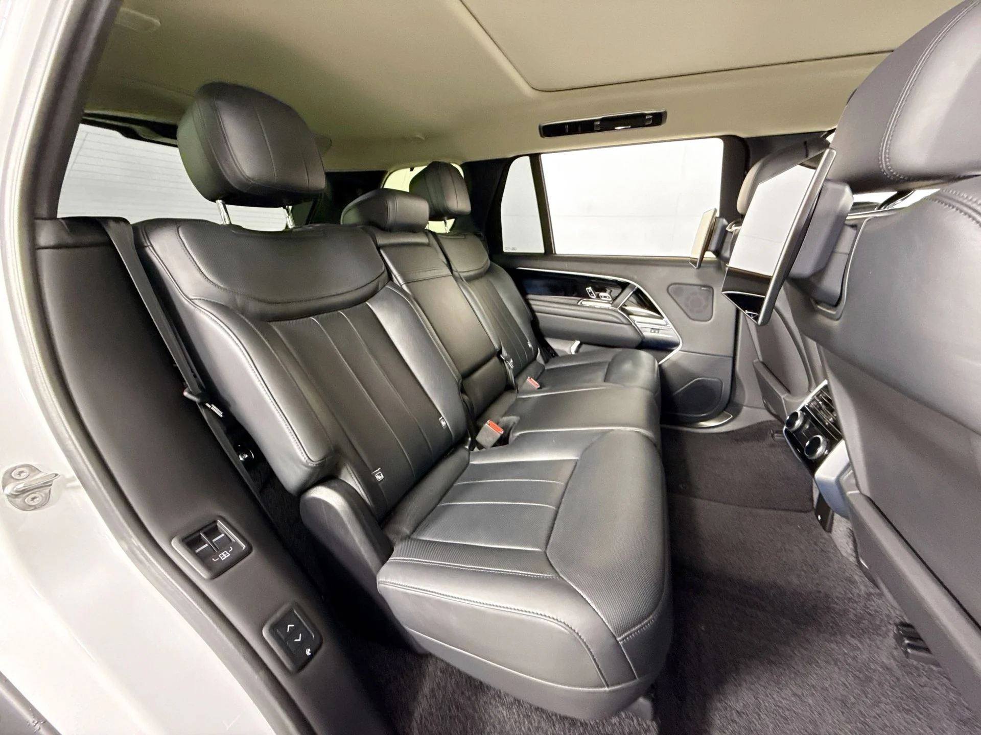 Used 2024 Fuji White Land Rover SE image 22