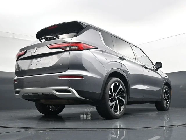Used 2022  Mitsubishi SE image 37