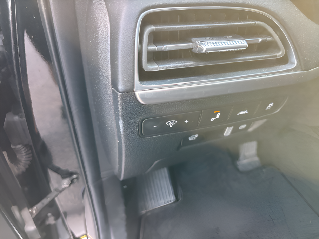 Used 2023 White GMC Denali image 28