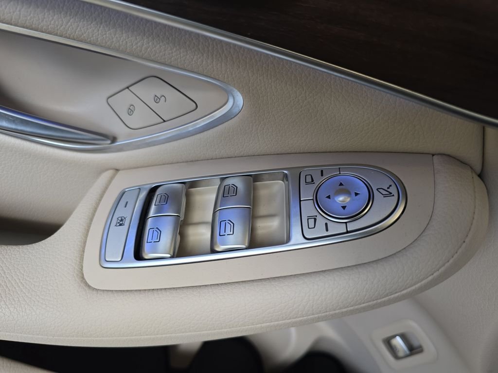 Used 2021  Mercedes-Benz GLC 300 Coupe image 30