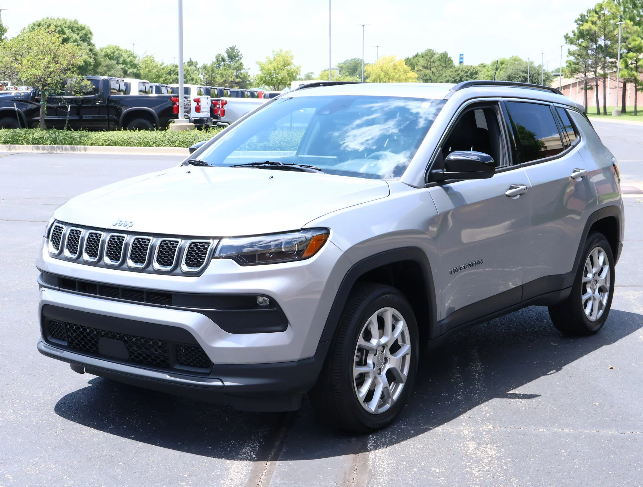 Used 2023 Billet Silver M Jeep Latitude Lux image 31