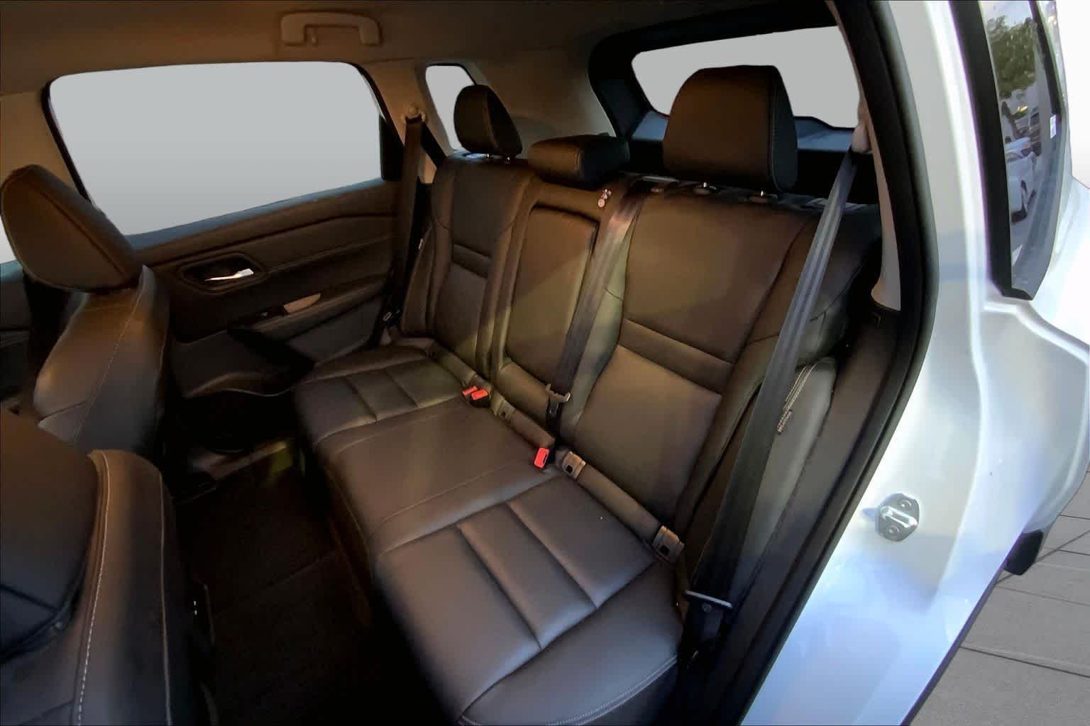 Used 2024 Everest White Pearl Nissan SL image 18