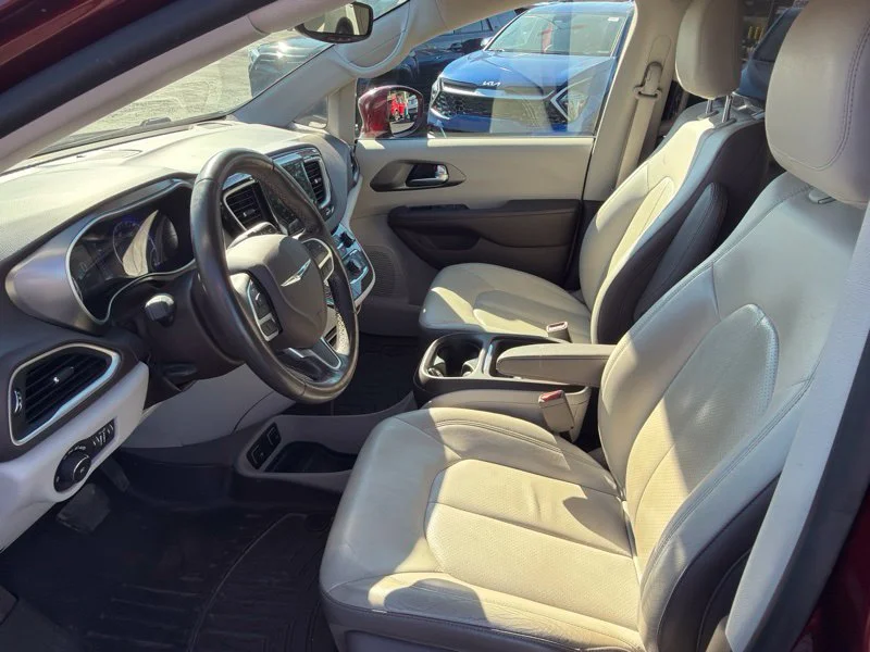 Used 2019 Red Chrysler Touring L image 15