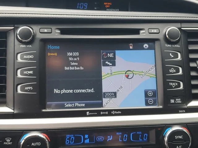 Used 2017 Predawn Gray Mi Toyota XLE image 18